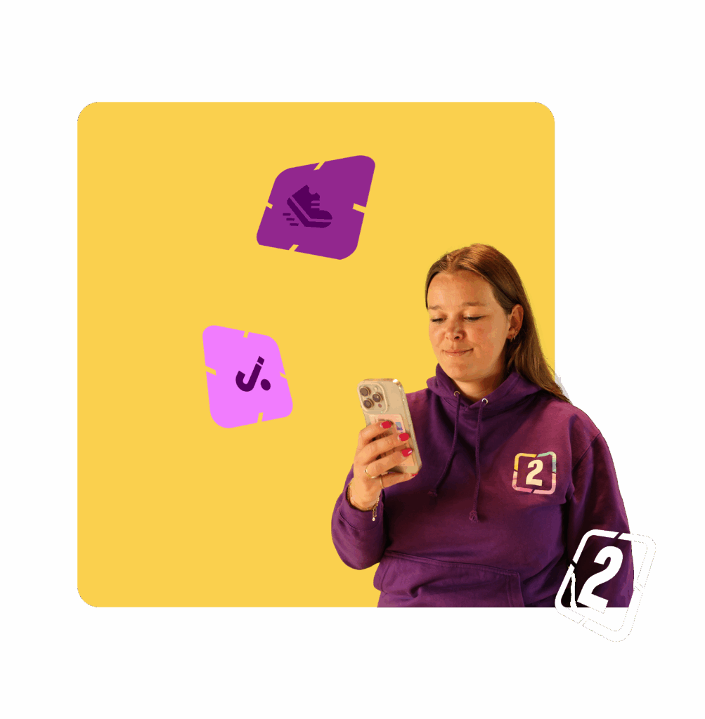 Charlotte van Connect2Sports kijkt op haar smartphone in paarse hoodie met logo, voor een kleurrijke achtergrond met sport- en app-iconen.