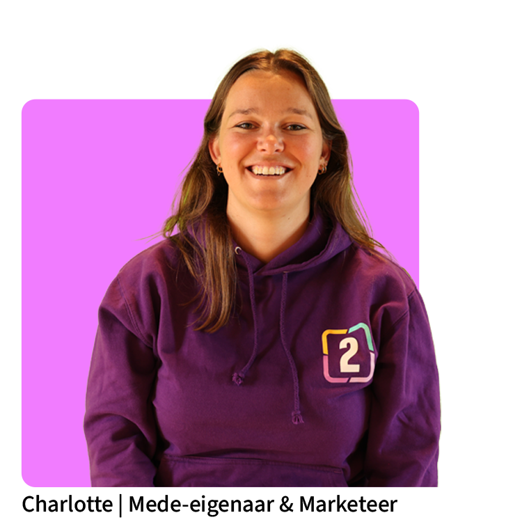 Charlotte, mede-eigenaar en marketeer bij Connect2Sports, lachend in paarse hoodie met logo tegen een roze achtergrond.
