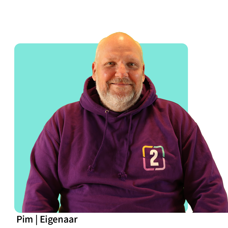 Pim, eigenaar van Connect2Sports, in paarse hoodie met logo, lachend voor een turquoise achtergrond.